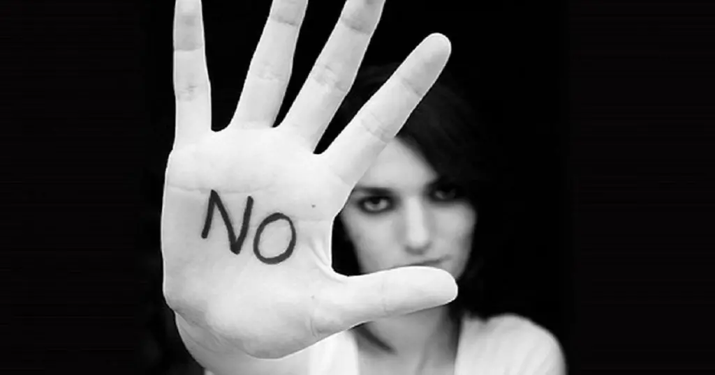 La Mia Esperienza di Molestia e l'Assordante Silenzio degli Spettatori