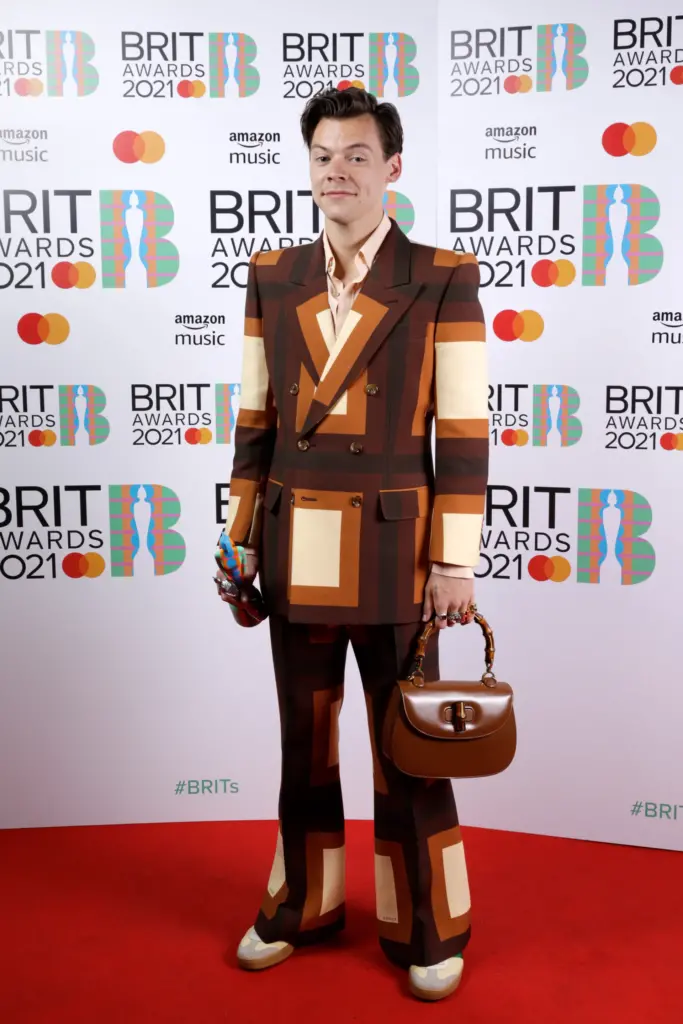It-Boys che trasformano la borsa nell'ultima it-bag da sfoggiare con stile | Harry Styles