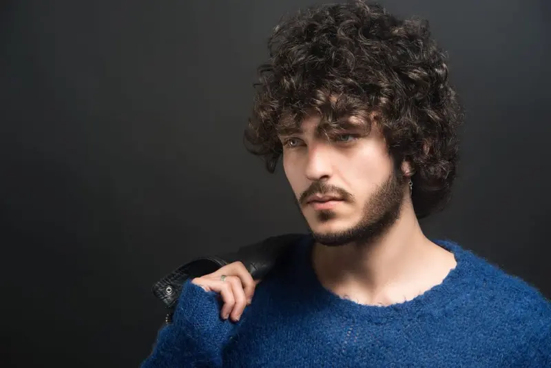 Taglio Capelli Ricci Uomo 2024: la guida di completa di MoltoUomo.it per cura, stili e prodotti consigliati