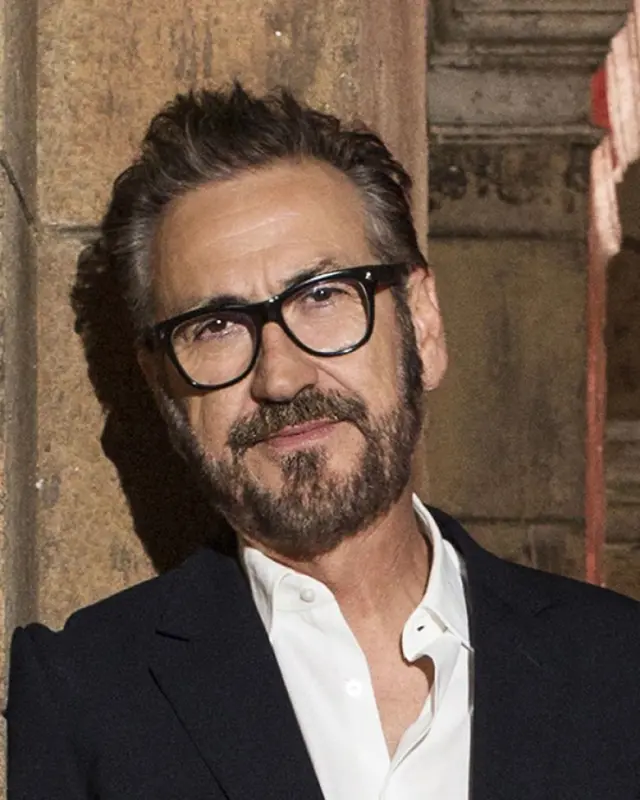 Attrarre l'attenzione di qualcuno non si riduce solo all'aspetto fisico. È un mix complesso tra il primo impatto visivo e la capacità di stimolare la mente. 