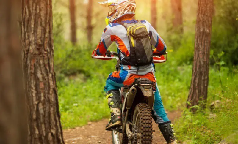 Moto enduro: come affrontare i percorsi off-road con sicurezza e divertimento