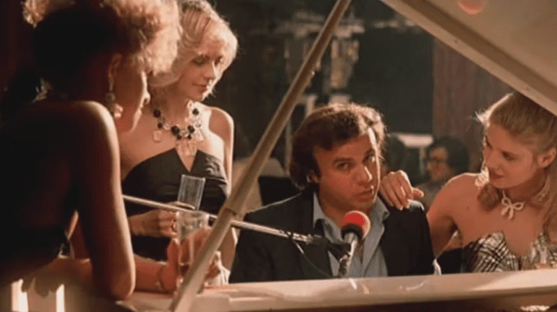 Nel dicembre del 1983, nelle sale cinematografiche italiane arrivava un film che avrebbe segnato la storia della commedia all’italiana: Vacanze di Natale, diretto da Carlo Vanzina e prodotto dalla Filmauro di Luigi ed Aurelio De Laurentiis