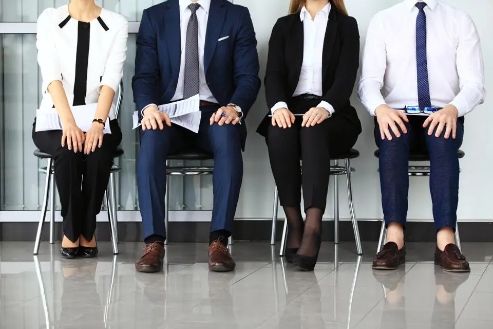 L'Arte del Vestirsi per un Colloquio di Lavoro: Ecco i 5 Errori da Evitare