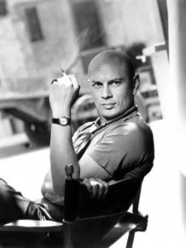 Attrarre l'attenzione di qualcuno non si riduce solo all'aspetto fisico. È un mix complesso tra il primo impatto visivo e la capacità di stimolare la mente. 