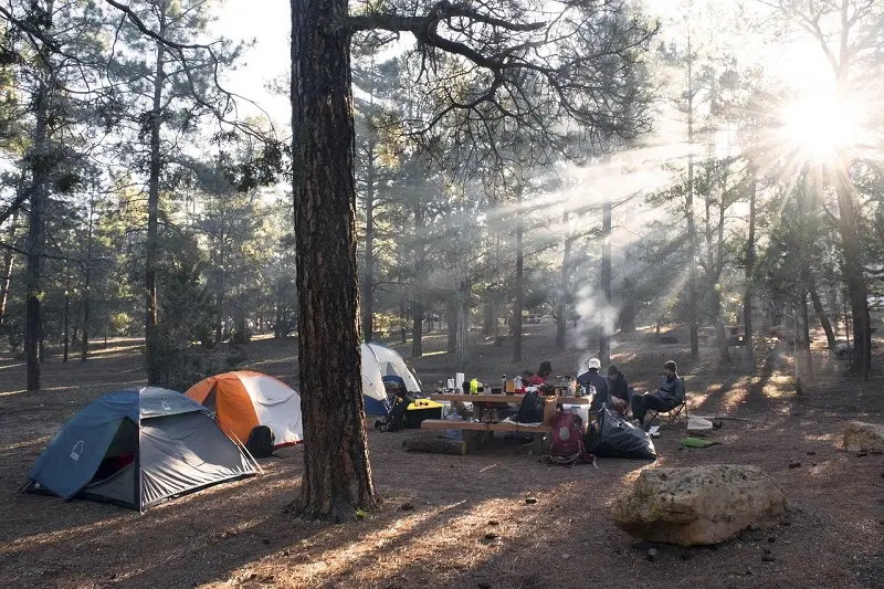 Vacanza en plein air: tra natura e benessere, ecco una nuova tendenza viaggi 2024