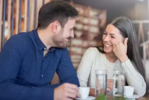 I segnali del linguaggio del corpo che gli uomini usano quando flirtano