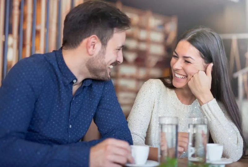 I segnali del linguaggio del corpo che gli uomini usano quando flirtano