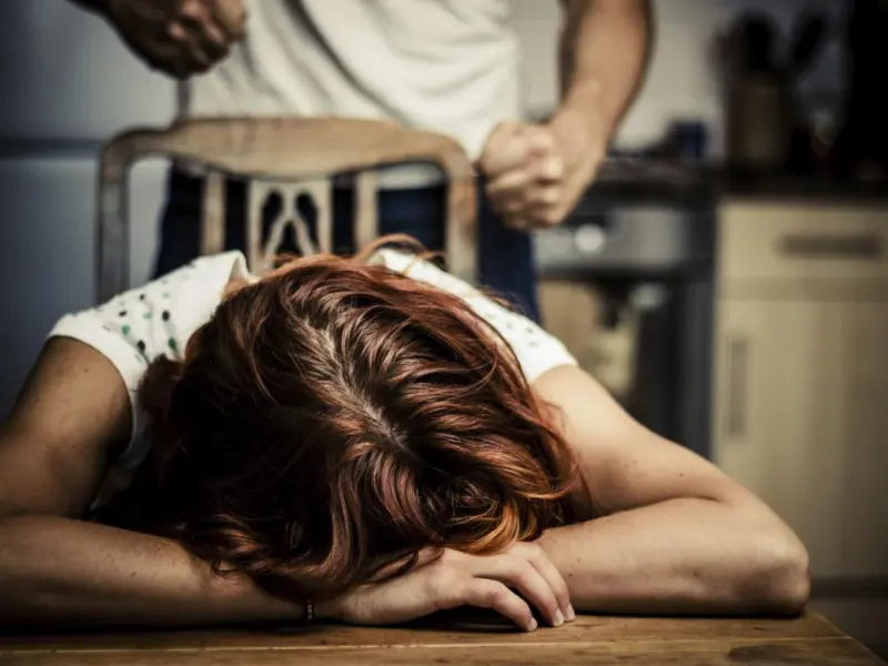 Il reato di violenza domestica: cos’è, come si configura e come si denuncia