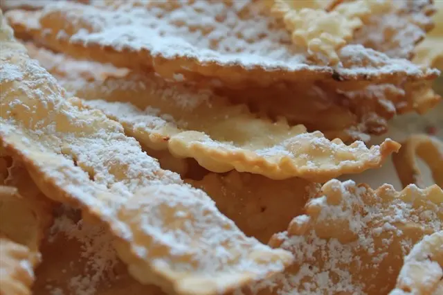 Carnevale è sinonimo di allegria, maschere, coriandoli e… dolci; tra le tante golosità che si preparano in questo periodo, le chiacchiere sono forse le più diffuse e apprezzate in tutta Italia