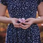 8 Marzo, meno fiori, più impegno: l'azione quotidiana per il rispetto delle donne