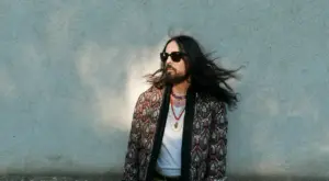 Dopo l'addio di Pierpaolo Piccioli, l'attesa per il nuovo volto creativo di Valentino è finalmente terminata; Alessandro Michele, l'ex genio dietro il rinascimento di Gucci, assume l'incarico di direttore creativo, portando con sé un'inconfondibile visione artistica e un'estetica senza tempo