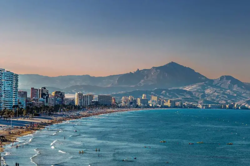 alicante Con l'arrivo della primavera aumenta anche il desiderio di vacanze e di partire alla scoperta di mete inesplorate. Alcune città in Europa sono perfetta per un break primaverile