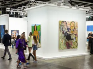 Art Basel Hong Kong rappresenta una celebrazione dell’arte contemporanea, un evento che ogni anno trasforma la città in un epicentro culturale globale