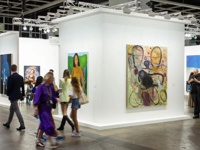 Art Basel Hong Kong rappresenta una celebrazione dell’arte contemporanea, un evento che ogni anno trasforma la città in un epicentro culturale globale