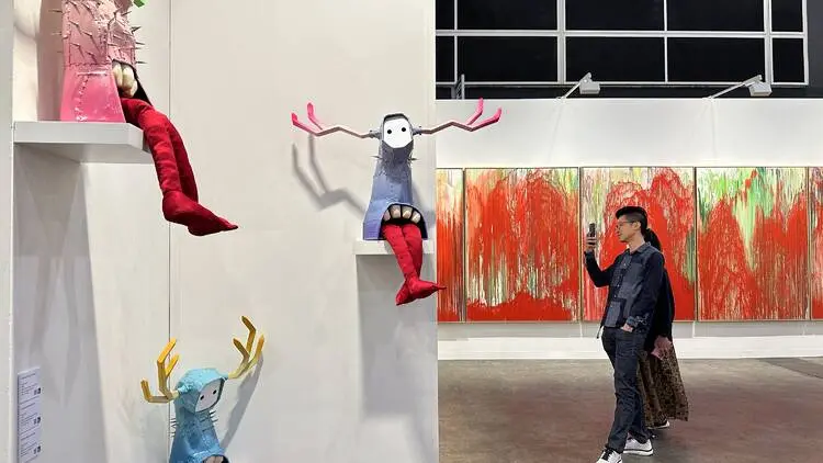 Art Basel Hong Kong rappresenta una celebrazione dell’arte contemporanea, un evento che ogni anno trasforma la città in un epicentro culturale globale