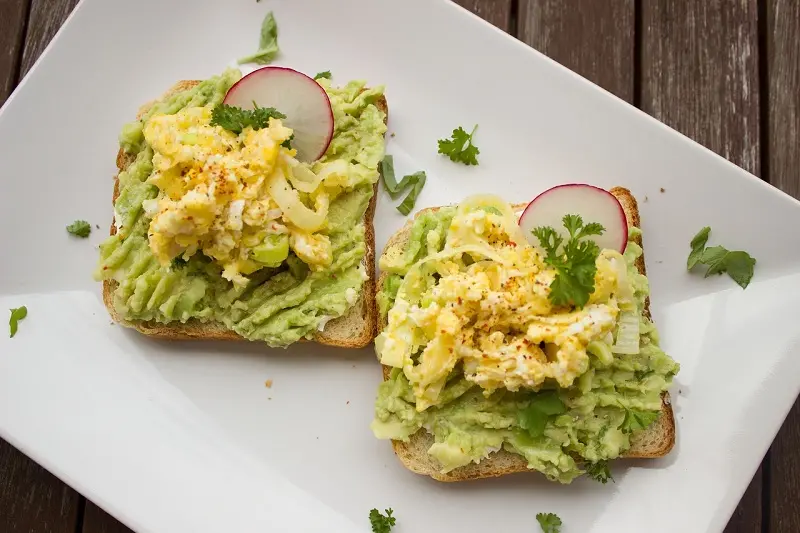 La colazione salata rappresenta il pasto più importante della giornata e non se ne dovrebbe mai fare a meno, anche quando, a causa del poco tempo a disposizione, si sarebbe tentati di saltarla, bevendo solo un caffè “al volo”