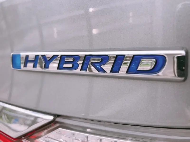 Come Funziona un’auto ibrida?
