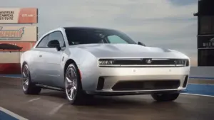 Dodge, il marchio americano famoso per le sue auto potenti e aggressive, ha presentato la sua prima muscle car elettrica: la Dodge Charger Daytona EV