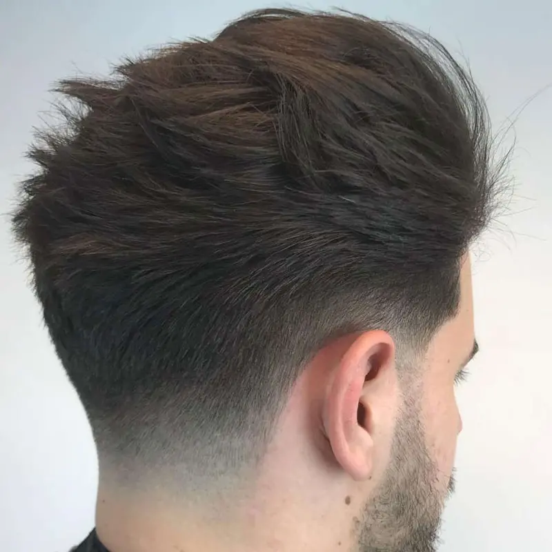 Con la sua capacità di combinare stile classico e modernità, il taper fade offre una varietà di opzioni che si adattano a diversi tipi di capelli e forme del viso. In questo articolo, esploreremo le caratteristiche distintive del taper fade e come scegliere lo stile giusto per te.