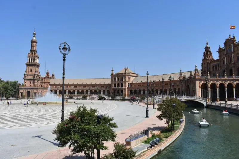 siviglia Con l'arrivo della primavera aumenta anche il desiderio di vacanze e di partire alla scoperta di mete inesplorate. Alcune città in Europa sono perfetta per un break primaverile