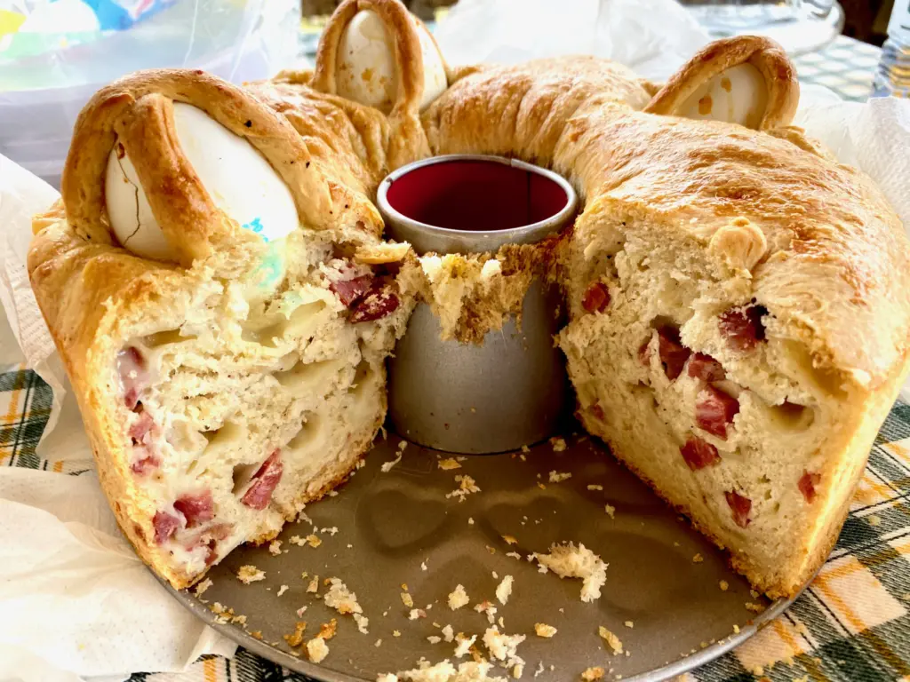 Sua Maestà il Casatiello, Rustico Tipico a Napoli durante il periodo di Pasqua