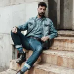 Uomo, passione denim: tutti i capi in jeans più alla moda da non lasciarsi sfuggire per la primavera - estate 2025.