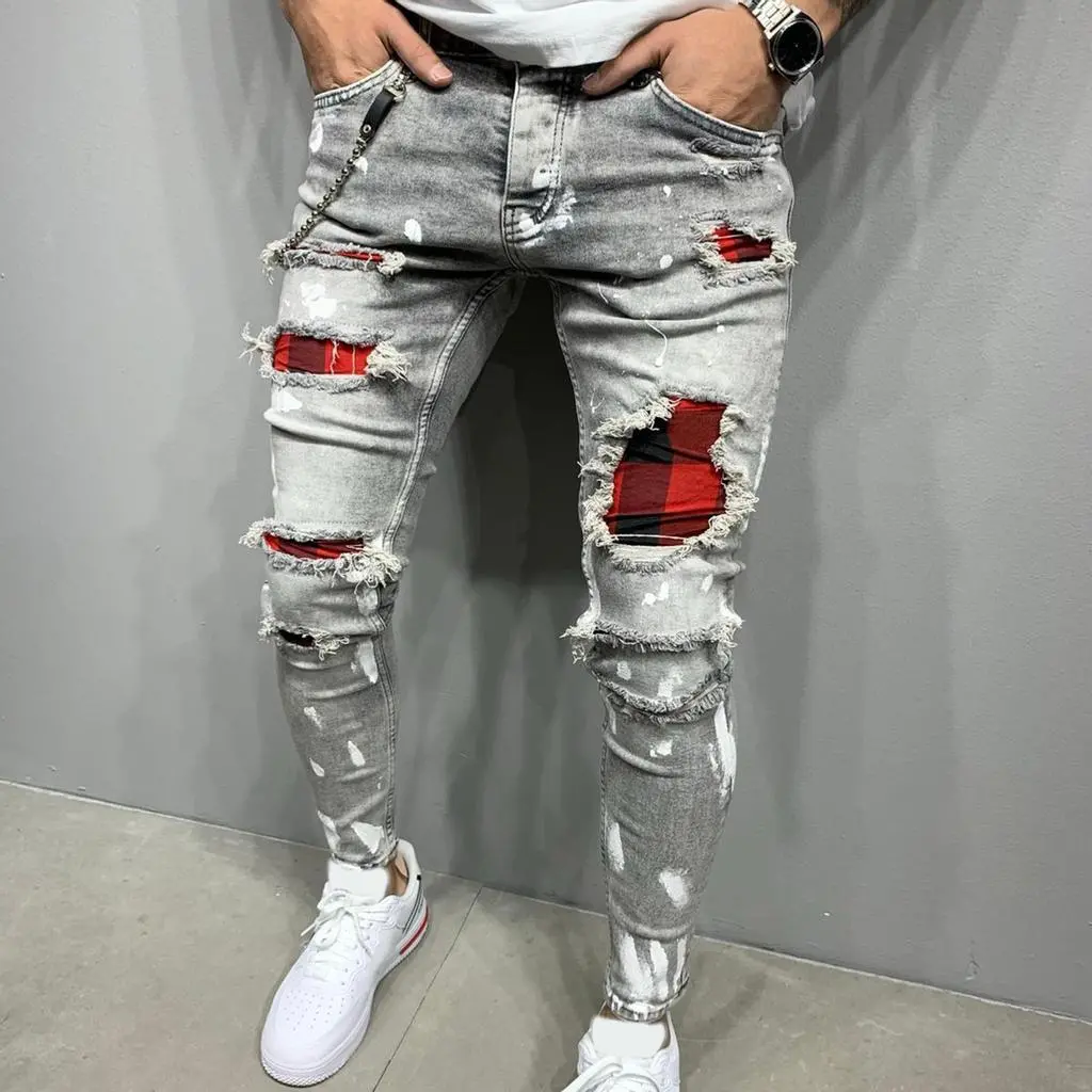 Il denim è da sempre un pilastro imprescindibile del guardaroba di un uomo, un capo che attraversa le stagioni e le mode con intramontabile eleganza