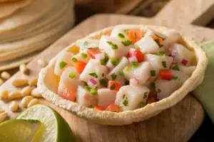 l-ceviche-gioiello-culinario-del-Peru-e-un-piatto-che-incarna-la-freschezza-e-la-vivacita-dei-sapori-latinoamericani