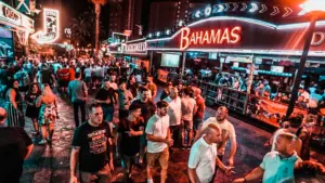 Benidorm: La Perla della Vita Notturna sulla Costa Blanca