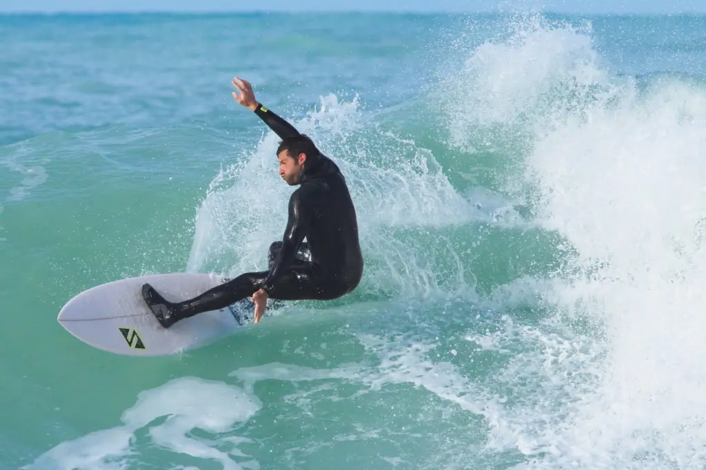In vista dell’evento Off the Dock a Rosignano Solvay incontriamo in esclusiva per MoltoUomo.it Filippo Eschiti, per gli amici Pippo, surfista trentenne, istruttore professionista e grande appassionato di questo meraviglioso sport