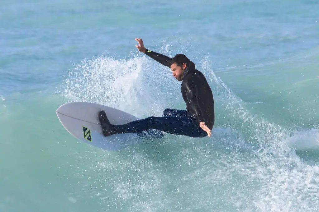 In vista dell’evento Off the Dock a Rosignano Solvay incontriamo in esclusiva per MoltoUomo.it Filippo Eschiti, per gli amici Pippo, surfista trentenne, istruttore professionista e grande appassionato di questo meraviglioso sport