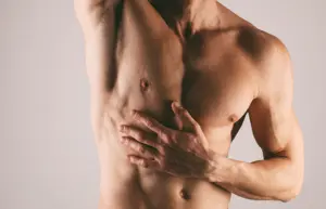 Gli uomini moderni cercano soluzioni pratiche, veloci e indolori per eliminare i peli superflui, e la crema depilatoria rappresenta una delle opzioni più popolari