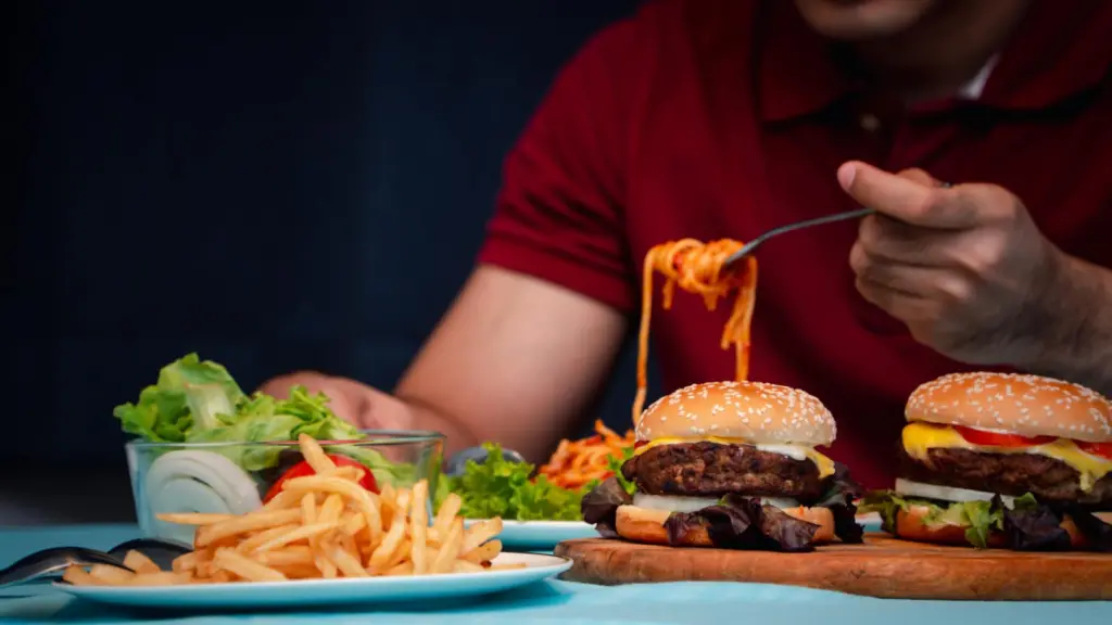 I disturbi alimentari, spesso associati alle donne, sono in realtà problemi significativi anche per gli uomini