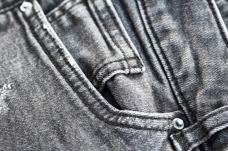 Jeans grigi per uomo, il capo evergreen da avere sempre nell’armadio.