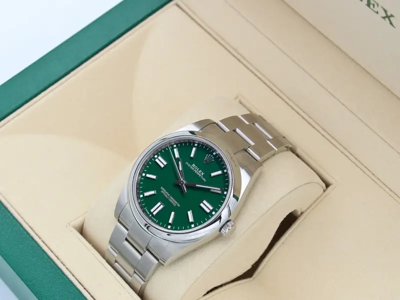 L’Innovazione Incontra la Tradizione: Ecco il Nuovo Rolex Oyster Perpetual 124300 Green