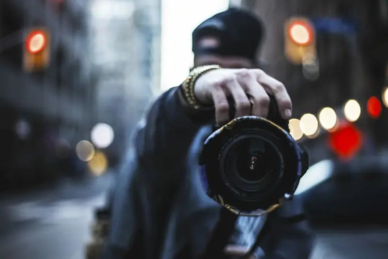 Mai come nel mondo della fotografia esistono schieramenti di appassionati che si dividono tra una o un'altra sponda