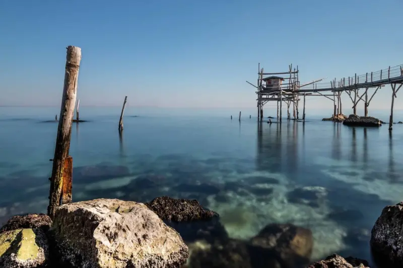 Soggiorno in Abruzzo, un itinerario alla scoperta dei Trabocchi, l'antica insenatura sulla costa