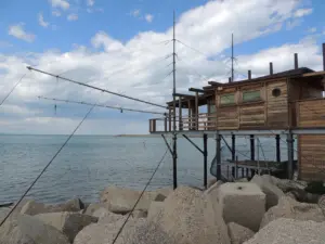 Un viaggio alla scoperta di uno dei tratti di costa più belli del nostro Paese: la costa dei Trabocchi dove storia, culta e magia si fondono, rendendo il posto perfetto per un week-end di relax