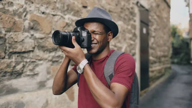 Chi si avvicina alla fotografia, amatoriale o professionale che sia, al di là dei corsi, dei master e dei workshop deve sin da subito fare delle scelte riguardanti la sua attrezzature