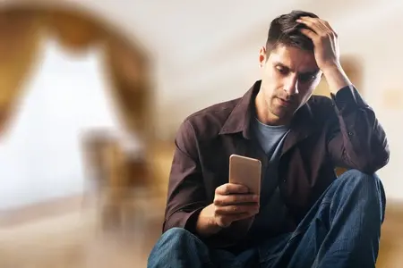 Ecco alcuni segnali che possono indicare che una donna non sta cercando attivamente la tua compagnia, nonostante ci possa essere una certa chimica