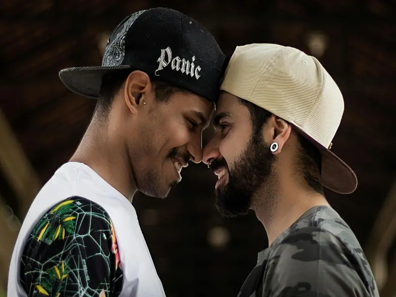 Omofobia significa paura di coloro che amano le persone dello stesso sesso.