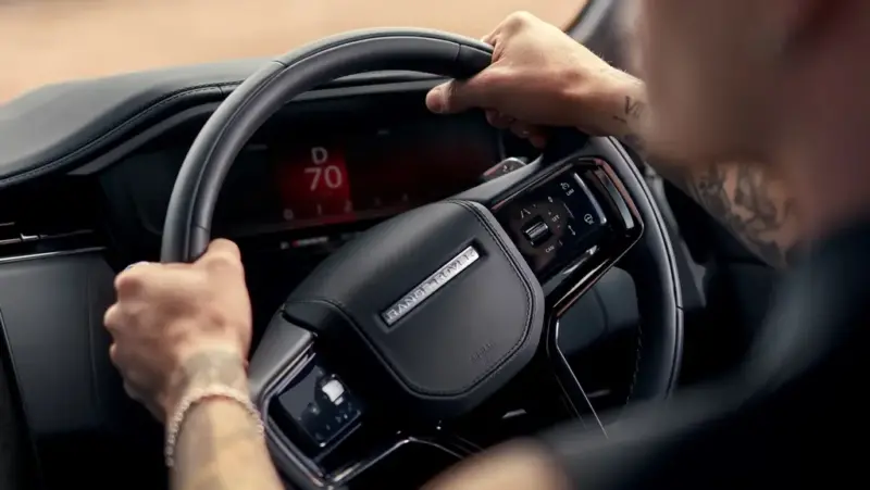 Range Rover Sport Stealth Pack: Innovazione e Stile al Vertice del Lusso