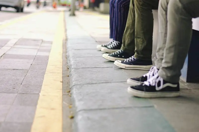 Sneakers uomo più vendute: un salto indietro nel tempo