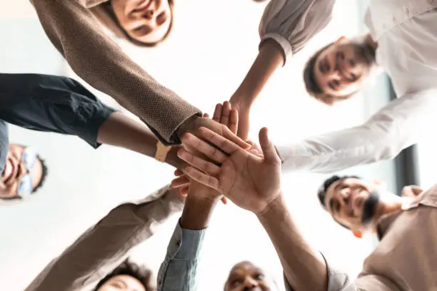 Il vero spirito di squadra in azienda va oltre le semplici attività di team building: richiede un impegno costante nella promozione della comunicazione aperta, del coinvolgimento attivo, della condivisione dei valori aziendali e della leadership efficace