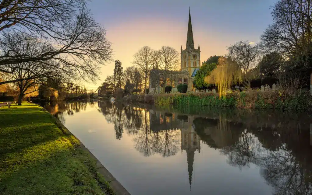Benvenuti a Stratford-upon-Avon, una città che incanta i visitatori con il suo fascino senza tempo e la sua atmosfera romantica; qui, ogni angolo racconta una storia, ogni edificio sussurra il passato e il presente si fonde armoniosamente con la leggenda di William Shakespeare