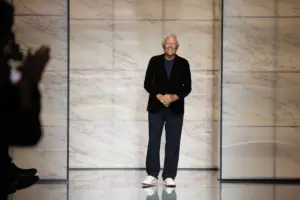 Oggi-11-luglio-2024-il-leggendario-Giorgio-Armani-celebra-il-suo-90esimo-compleanno-consolidando-il-suo-status-di-una-delle-figure-piu-influenti-e-rispettate-nella-storia-della-moda