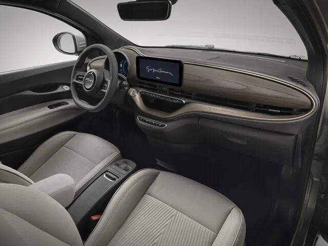 Dove Moda e Mobilità si Incontrano: La Fiat 500e Giorgio Armani e il Futuro della Guida Sostenibile