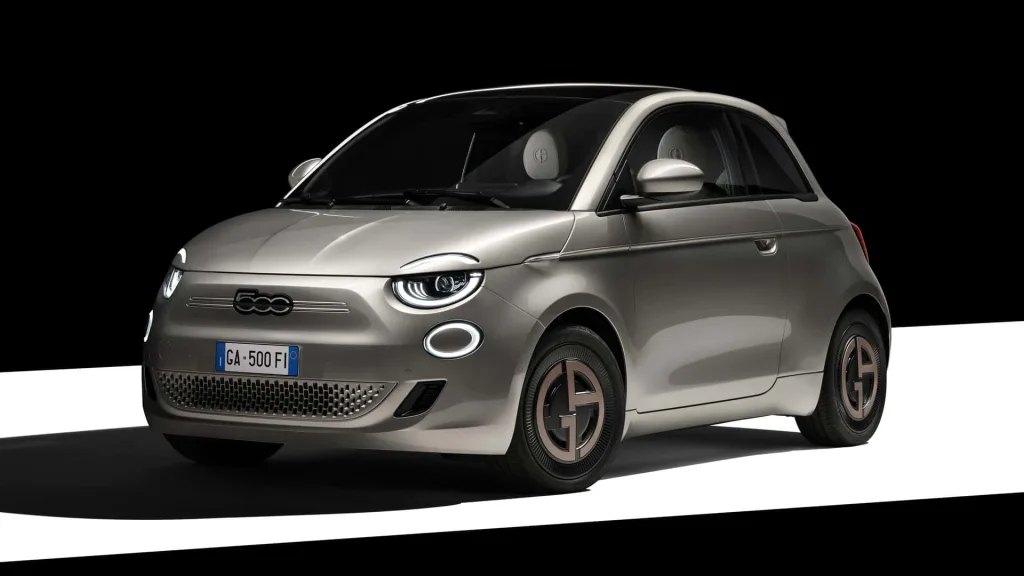 la Fiat 500e Giorgio Armani è un tributo all'italianità e alla maestria artigianale, unendo l'estetica alla funzionalità