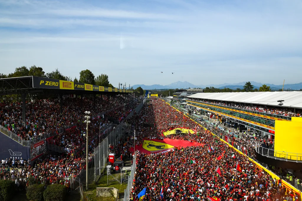 La Ferrari arriva a Monza con una strategia precisa e determinata. Dopo un inizio di stagione altalenante, segnato da alcuni momenti di gloria come la vittoria di Carlos Sainz al Gran Premio d'Australia