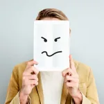 Il ghosting rappresenta un riflesso delle dinamiche di comunicazione odierne, dove l'accessibilità digitale rende le interazioni più fugaci e, talvolta, meno responsabilizzanti